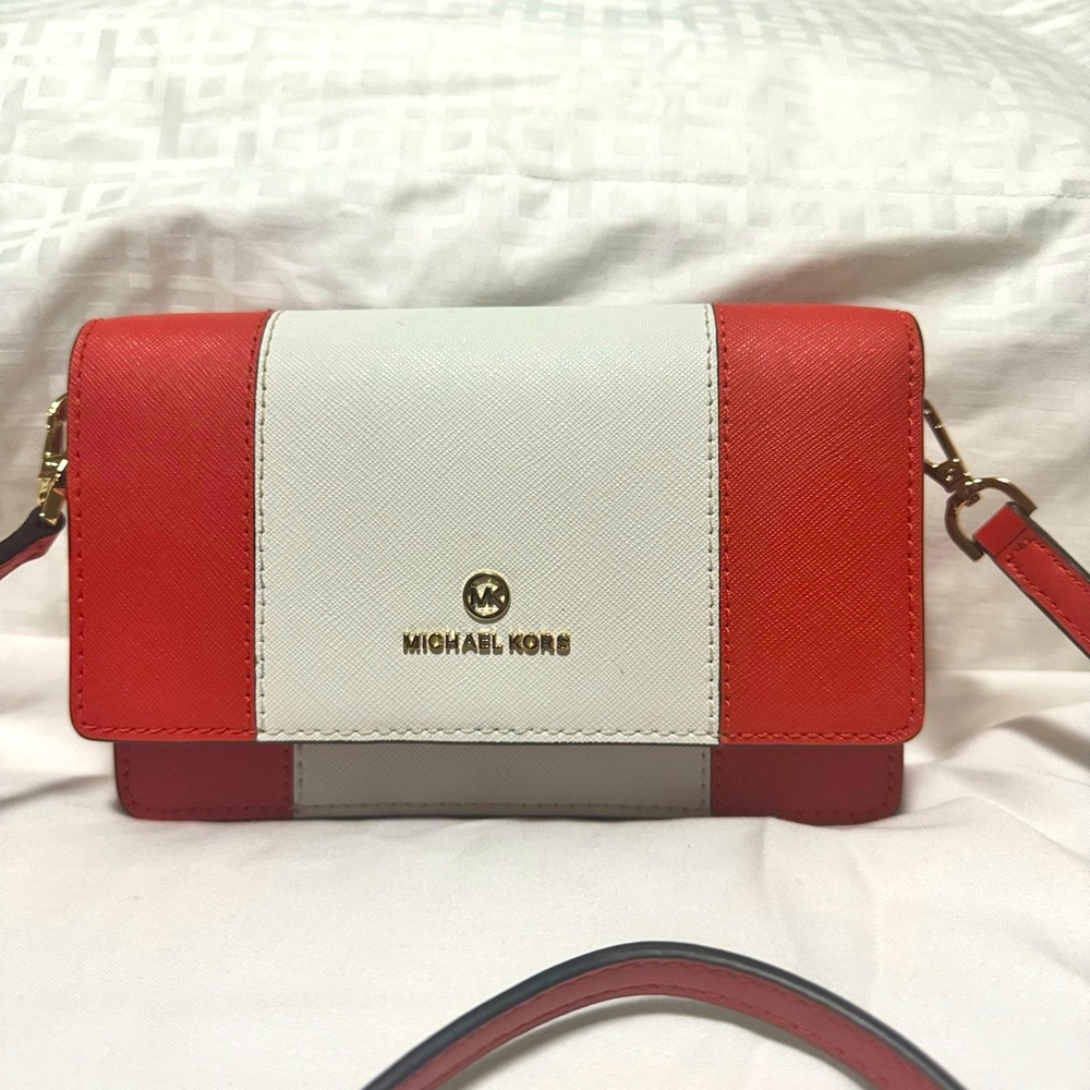 New without tags Michael Kors jet set charm mini crossbody. Coral/white